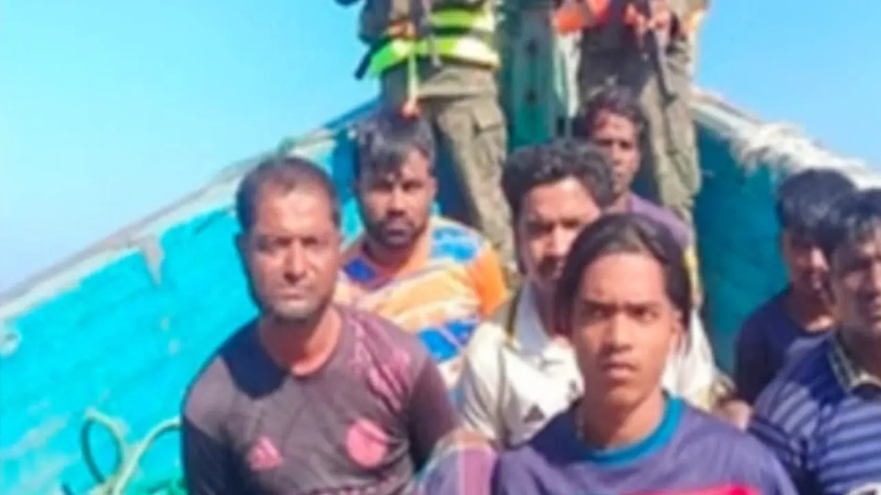 আবারও বিপুল পরিমাণ মাছসহ ১৩ বাংলাদেশি জেলেকে আটক করেছে আরাকান আর্মি